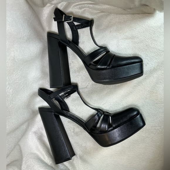 ⭐️🆕⭐️ Gianni Bini GB “Mem-Ories” Black Leather T-Strap Platform Sandals - Picture 6 of 7